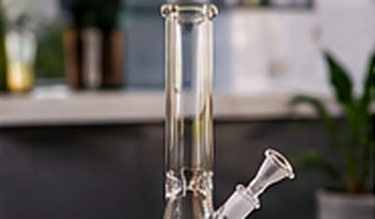 Checklist infographic for Beaker Bongs vs. Straight Tube Bongs